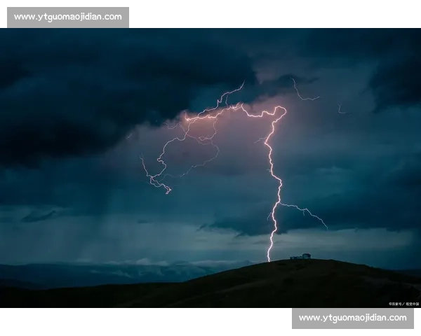 雪崩与闪电的极限对决揭示自然力量的速度与毁灭之美在极端环境中