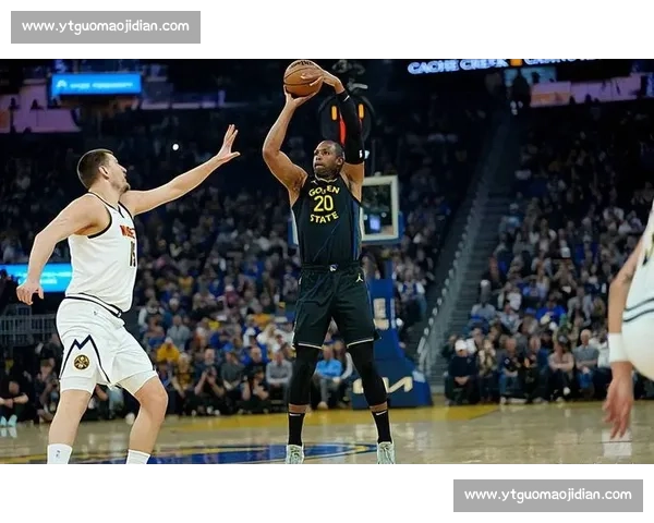 霍福德vs新生代内线对决经验与冲击力的终极较量赛场智慧与身体天赋的碰撞